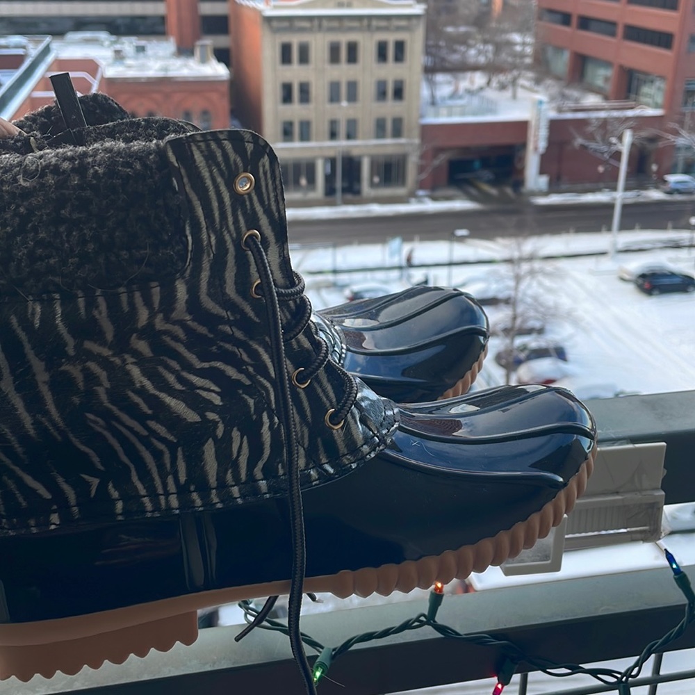 SIZE 11 BOOTS- zebra print & chuck boots style ❤️ STAY WARM THIS WINTER!